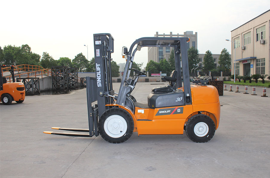 Seated forklift trucks vs stand-on forklift trucks: which is better?